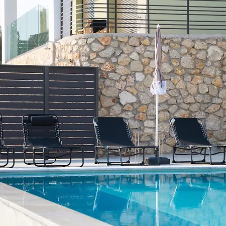 Pillow Apartment Nikiana